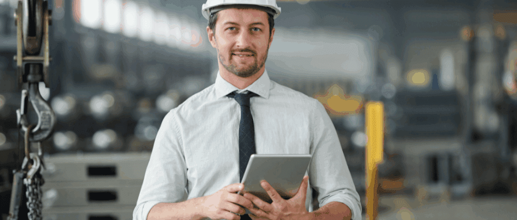 A imagem mostra um empresário em sua empresa. Ele está segurando um tablet para monitorar seus negócios, representando as oportunidades que a Reforma Tributária pode proporcionar para as pequenas indústrias.